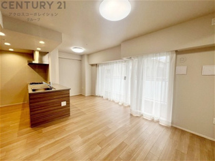 キッチン前のダイニングスペース　カウンターキッチンから料理の受け渡し等に便利です。ダイニングセットを置いても十分な広さを確保。