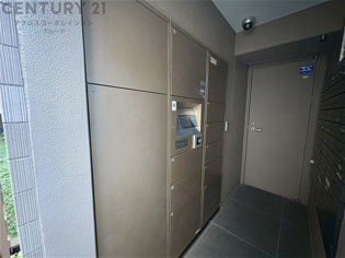 宅配ボックスは荷物の受け取りや配達が便利で安全です。不在時でも荷物が確保され、盗難や損傷のリスクが減少。受け取り時間の柔軟性が向上。外出先からでも荷物の受け取りや預けが可能となります。
