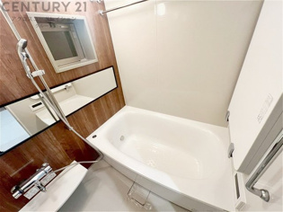 ユニットバスは省スペースでありながら、シンプルな設計と使いやすさを備え、簡便なメンテナンスが可能です。大きな窓付きで換気にも便利です。またミラー・小物置き場もあり便利です。