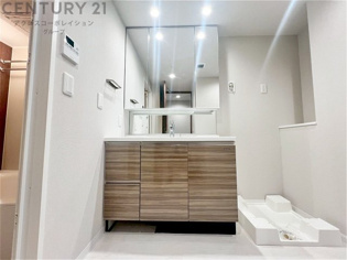 化粧品や洗顔料、歯ブラシなどの必需品をまとめて置ける収納スペースがあり、使用するたびに取り出す手間が省けます。また、水回りのため、濡れても大丈夫な素材が使用されており、お手入れが簡単です。
