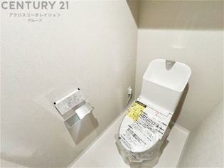 温水洗浄便座付トイレは温水洗浄機能により、暖かい水でおしりを洗浄することができ、冷たい水を使う従来の便座に比べ、温水洗浄機能で暖かいトイレを提供し、快適な使用を可能にします。
