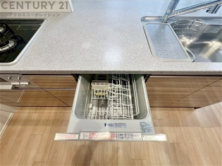 手洗いに比べて時間や労力を節約できることです。また、高温のお湯で洗浄されるため、雑菌や細菌を殺菌する効果もあります。さらに、乾燥機能があるため、手で拭く手間も省け衛生的に保管できます。
