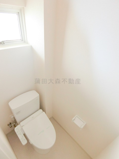 ハイツ徳司ハイツトクジのトイレ|窓と温水洗浄便座付きトイレ