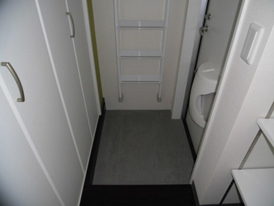 【玄関】 | シャイン下新庄 | 隣に収納があるスッキリとした玄関です。