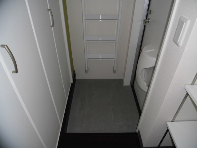 【玄関】 | シャイン下新庄 | 隣に収納があるスッキリとした玄関です。