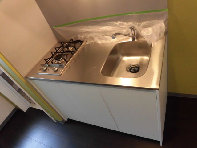 【キッチン】 | シャイン下新庄 | 2口ガスコンロ付きのキッチンです。収納も大きくて便利です。