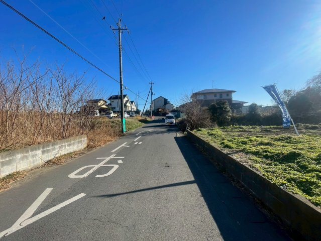 敷地面積２５７坪　売地　さいたま市岩槻区の前面道路含む現地写真|前面道路：東側公道約６ｍ、１８ｍの接道。お車の出し入れもラクラクです♪