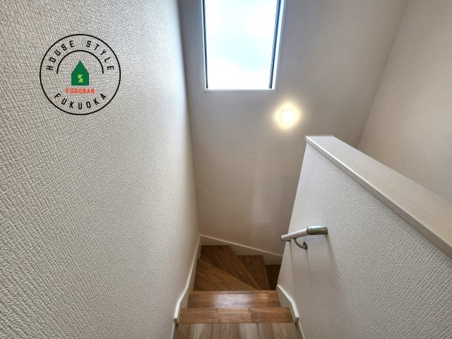 糸島市潤1丁目第2-1棟（1号棟）　の内観：施工例|＜手すり付階段＞手すりがないと階段の昇り降りで危険なことはもちろん、壁に手をつきながら歩くことで壁紙が汚れやすくなります。すべての方に快適に昇り降りしていただくため、手すりを設置しました。