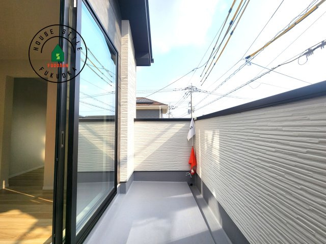 糸島市潤1丁目第2-1棟（1号棟）　の外観：施工例|風をしっかりと感じられるバルコニーでは、毎日が洗濯日和です。広々としているので洗濯も楽しくなるでしょうし、気分転換にバルコニーからの眺めを楽しむのもいいでしょう。