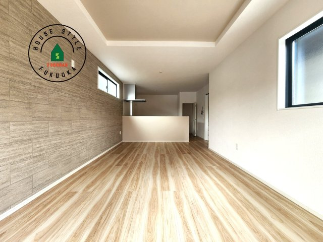 糸島市潤1丁目第2-1棟（1号棟）　の内観：施工例|キッチンからリビングをしっかり確認できます。家族の笑顔があふれる空間になりそうですね。※家具はCGを合成したものです。