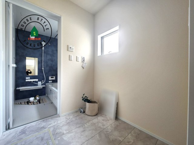 福津市西福間3丁目第1-1棟（1号棟）の脱衣所|ゆとりの洗面スペースで朝の身支度もスムーズに。暮らしを快適に変えるシャワー付洗面台です！