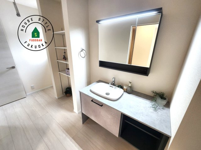 福津市西福間3丁目第1-1棟（1号棟）の独立洗面台|毎日使うものだから清潔な空間を保ちたい水回り。洗面にはそんな願いを解消させてくれる収納アイデアが満載です。三面鏡の裏側にはキャビネットが現れ小物から背の高い物まで収納できます。
