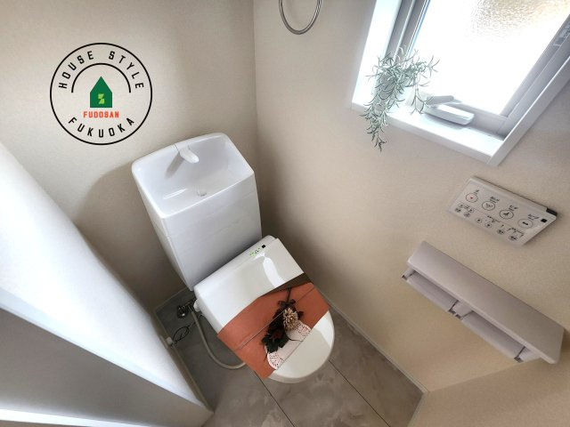 福津市西福間3丁目第1-1棟（1号棟）のトイレ|温水洗浄便座を完備しております。2ヶ所にトイレがあるのは朝の慌ただしい時間も安心です。