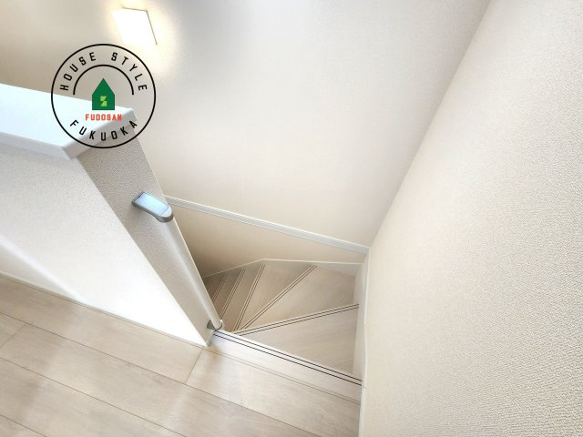 福津市西福間3丁目第1-1棟（1号棟）の内装|＜手すり付階段＞手すりがないと階段の昇り降りで危険なことはもちろん、壁に手をつきながら歩くことで壁紙が汚れやすくなります。すべての方に快適に昇り降りしていただくため、手すりを設置しました。