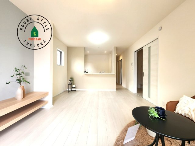 福津市西福間3丁目第1-1棟（1号棟）の居間・リビング|キッチンからリビングをしっかり確認できます。家族の笑顔があふれる空間になりそうですね。