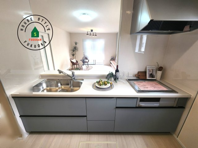 福津市西福間3丁目第1-1棟（1号棟）のキッチン|ご家族を近くに感じられる対面キッチンのLDK。会話もはずみそうですね。
