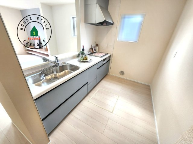 福津市西福間3丁目第1-1棟（1号棟）のキッチン|ダイニングテーブルへの配膳がラクラク、お料理はかどるカウンター付きシステムキッチン！