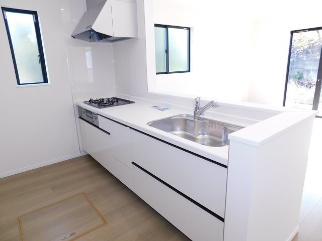 海部郡大治町大字長牧字向の新築一戸建のキッチン|◇キッチン◇　　人気の対面式・人造大理石カウンターシステムキッチン・食洗機・浄水機能付ハンドシャワー・スローインクローズレール・静音仕様シンク・Ｓｉセンサーコンロ（３口）・床下収納庫