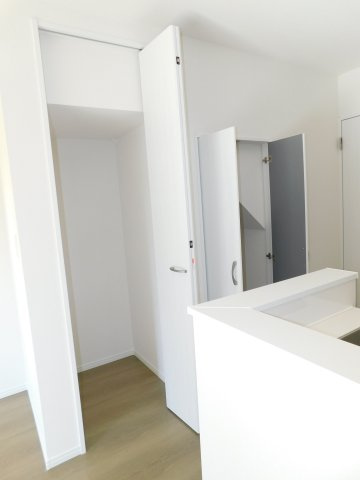 海部郡大治町大字長牧字向の新築一戸建の収納|◇パントリー＆ＬＤＫ収納◇　　食料品や日用品などをまとめて片付けておける便利な収納♪