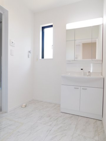 海部郡大治町大字長牧字向の新築一戸建の独立洗面台|◇洗面室◇　　三面鏡シャンプードレッサー　くもり止め仕様