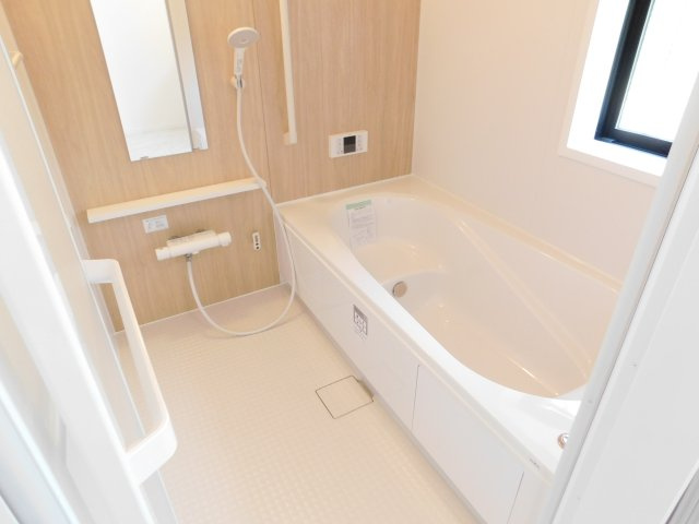 海部郡大治町大字長牧字向の新築一戸建の浴室|◇浴室◇　　広い１坪サイズ（LIXIL）・保温浴槽・エコベンチ浴槽・追い焚き・オートバス・浴室暖房乾燥機・キレイサーモフロア・バリアフリーバス・浴室窓あり