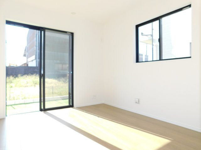 海部郡大治町大字長牧字向の新築一戸建の洋室|◇１階洋室◇　　南面を含む２面採光で明るい洋室５．２５帖　全居室収納完備♪　リビングの続き間としても利用できます！