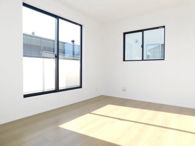 海部郡大治町大字長牧字向の新築一戸建の洋室|◇２階洋室◇　　南面を含む２面採光で明るい洋室６．５帖　全居室収納完備♪　バルコニー利用可！