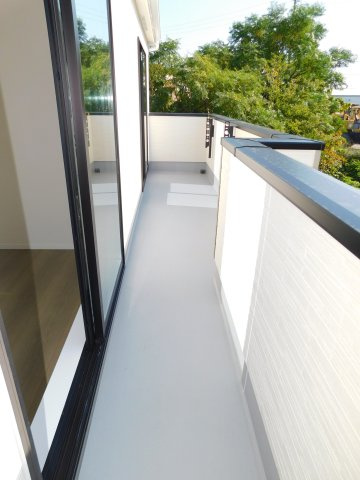 海部郡大治町大字長牧字向の新築一戸建のバルコニー|◇バルコニー◇　　南面で陽当り良好なワイドバルコニー♪　洋室２部屋から出入りできます！