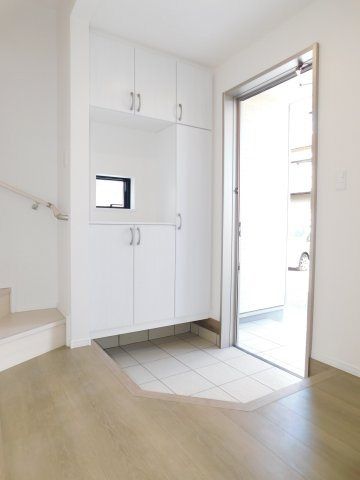 海部郡大治町大字長牧字向の新築一戸建の玄関|◇玄関◇　　家族の履物がしっかり収納できるシューズ収納完備！　