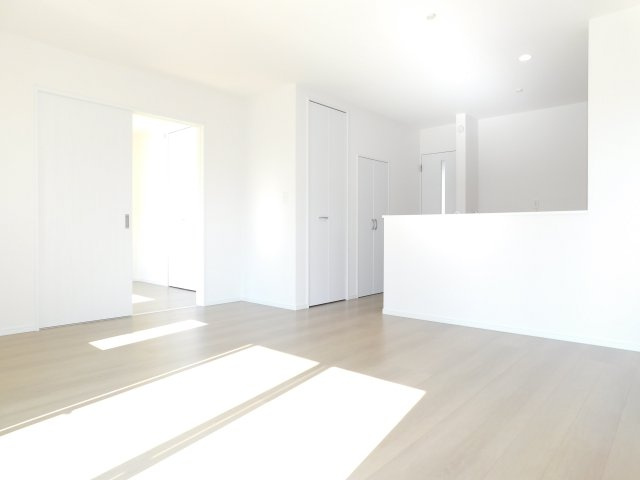 海部郡大治町大字長牧字向の新築一戸建の居間・リビング|◇リビング◇　　南面で明るいリビング１６．０帖　リビングや庭の様子が見渡せる対面キッチン♪　