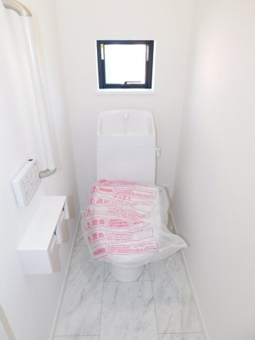 海部郡大治町大字長牧字向の新築一戸建のトイレ|◇トイレ◇　　１・２階シャワートイレ　節水タイプ　リモコンパネル付き　