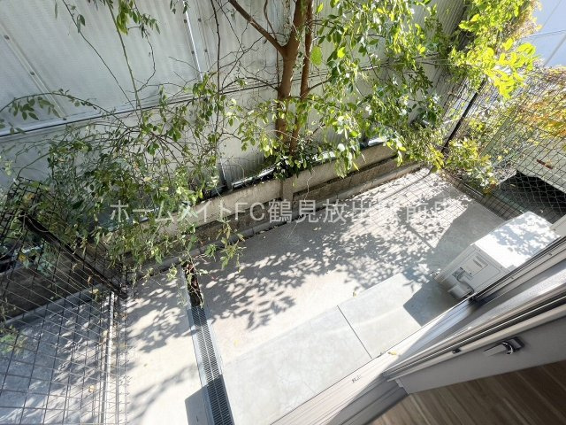 大阪市東成区東今里１丁目のアパートのバルコニー