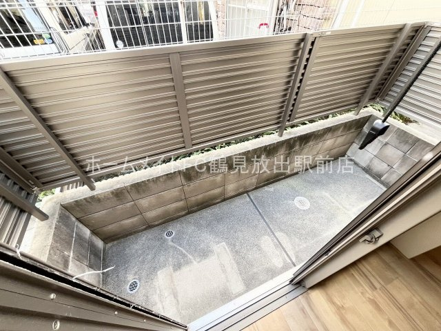 東大阪市西堤楠町３丁目のアパートのバルコニー