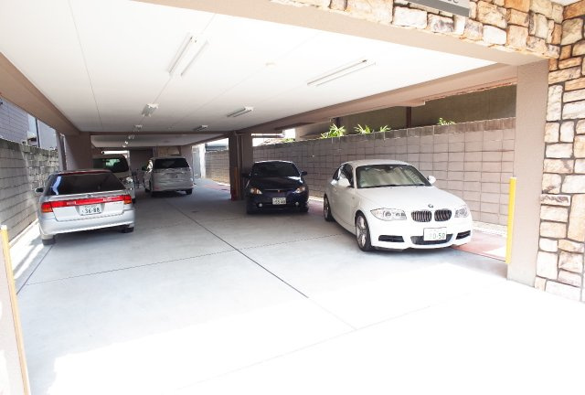 メゾングレースの駐車場