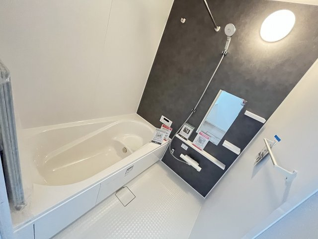 【内装】 | 福岡市西区石丸3丁目2期　2号棟（全2棟）【仲介手数料無料・0円】 | 施工例。浴室です。施工例は完成時と異なる場合があります。