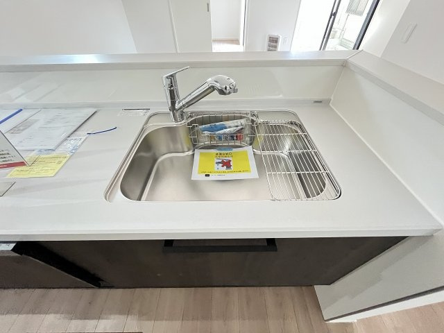 【キッチン】 | 福岡市西区石丸3丁目2期　2号棟（全2棟）【仲介手数料無料・0円】 | 施工例。施工例は完成時と異なる場合があります。
