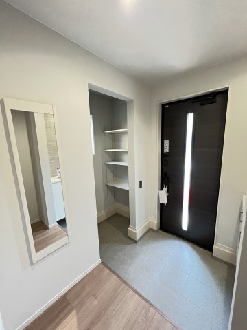 【玄関】 | 福岡市西区石丸3丁目2期　2号棟（全2棟）【仲介手数料無料・0円】 | 施工例。施工例は完成時と異なる場合があります。