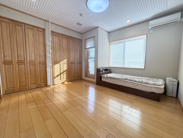 大豪邸に住んでみませんか？二棟売り♪神川町の洋室|ゆったりした洋室です