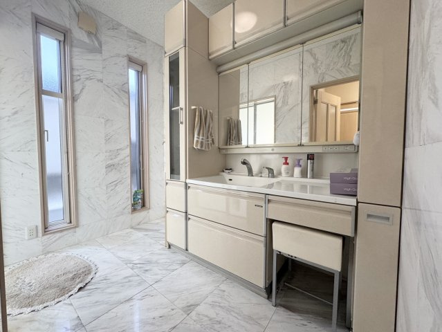 大豪邸に住んでみませんか？二棟売り♪神川町の脱衣所