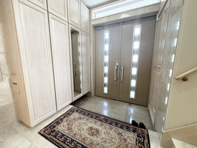 大豪邸に住んでみませんか？二棟売り♪神川町の玄関|落ち着いた玄関です