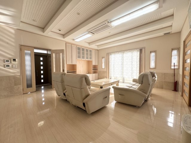 大豪邸に住んでみませんか？二棟売り♪神川町の居間・リビング|ゆったりとした居間です
