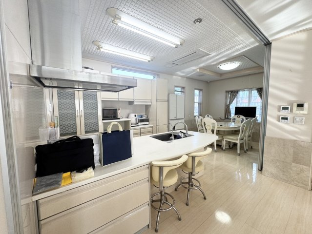 大豪邸に住んでみませんか？二棟売り♪神川町のキッチン|コンパクトなキッチンで掃除もラクラク