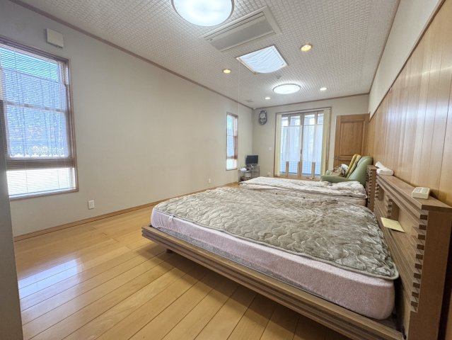 大豪邸に住んでみませんか？二棟売り♪神川町の洋室|明るい洋室です