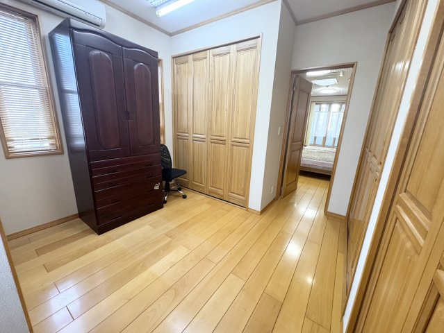 大豪邸に住んでみませんか？二棟売り♪神川町の洋室|スタンダードな洋室です