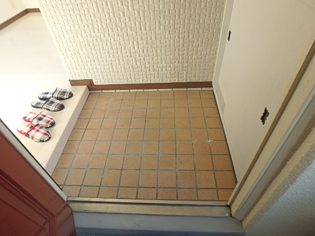 稗原マンションの玄関