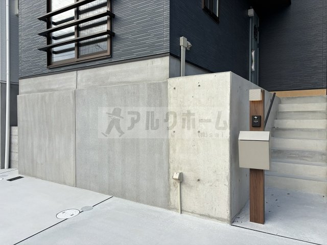 柏原市大字高井田の一戸建てのエントランス