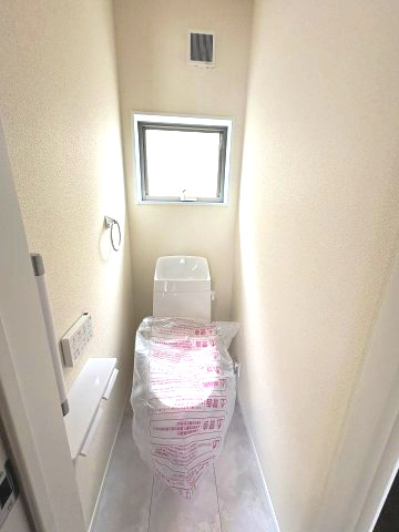 【内装】 | 糟屋郡篠栗町庄5丁目第1　1号棟（全1棟）【仲介手数料無料・0円】 | 施工例。1階のトイレです。施工例は完成時と異なる場合があります。