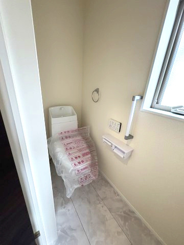 【内装】 | 糟屋郡篠栗町庄5丁目第1　1号棟（全1棟）【仲介手数料無料・0円】 | 施工例。2階にもトイレです。施工例は完成時と異なる場合があります。