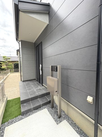 【玄関】 | 糟屋郡篠栗町庄5丁目第1　1号棟（全1棟）【仲介手数料無料・0円】 | 施工例。施工例は完成時と異なる場合があります。