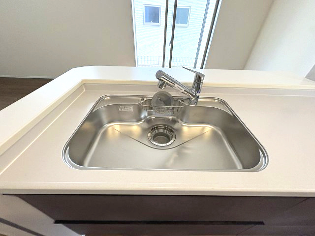 【キッチン】 | 糟屋郡篠栗町庄5丁目第1　1号棟（全1棟）【仲介手数料無料・0円】 | 施工例。施工例は完成時と異なる場合があります。
